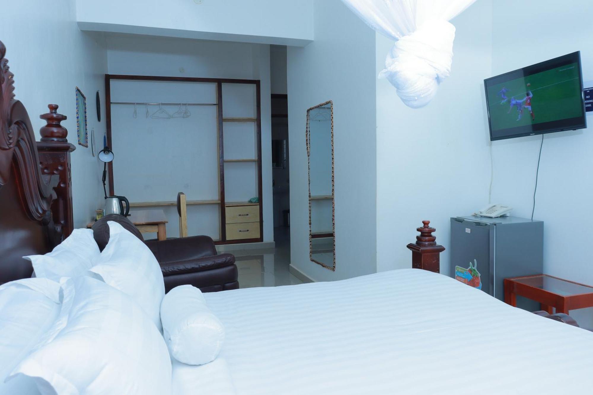 Mowicribs Hotel And Spa Entebbe Dış mekan fotoğraf