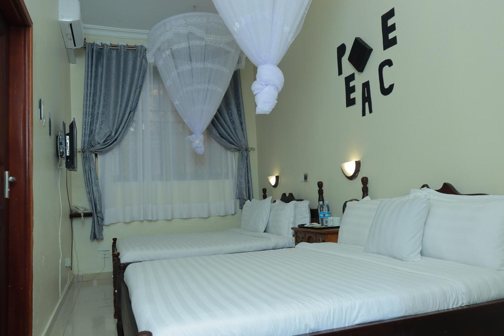 Mowicribs Hotel And Spa Entebbe Dış mekan fotoğraf