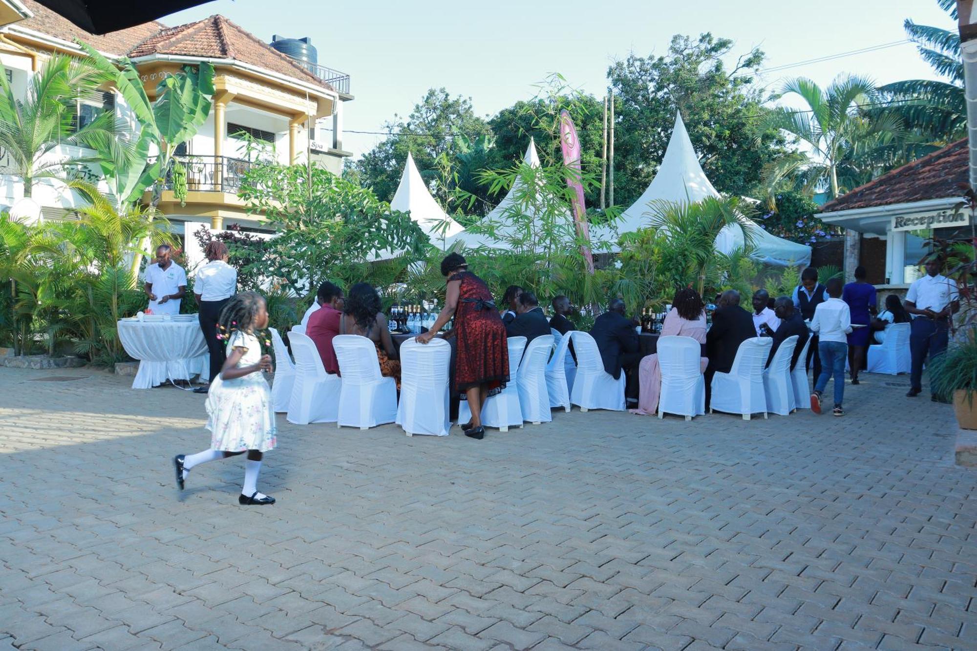Mowicribs Hotel And Spa Entebbe Dış mekan fotoğraf